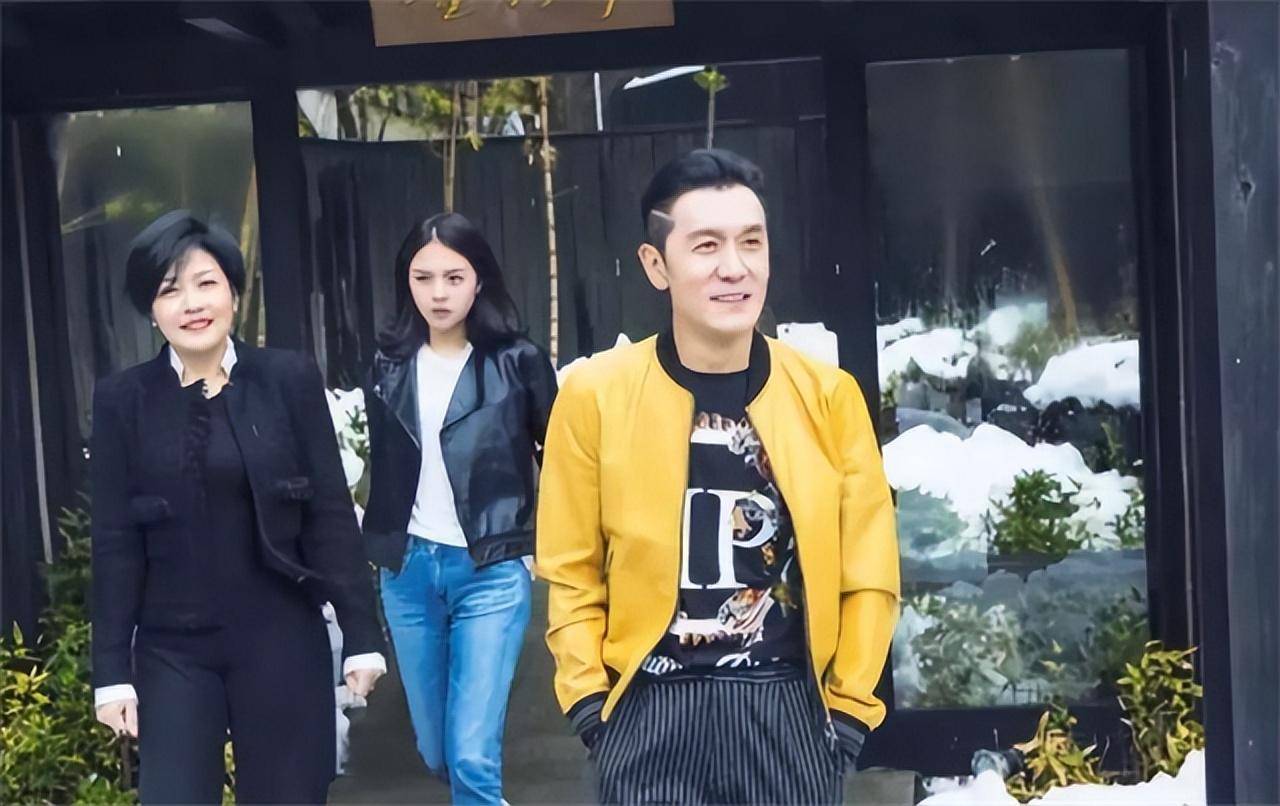 李咏,一位才华横溢的男人,他给哈文的不仅是婚姻,还有青春岁月_婚礼