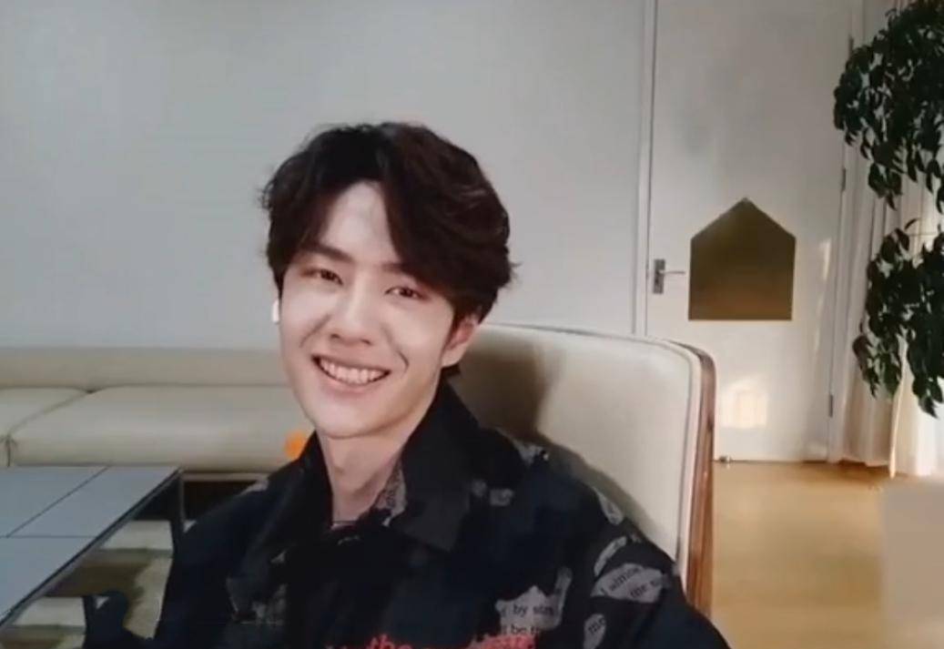 原创最新天天王一博换了新衣服张天爱展示衣帽间现场笑的合不拢嘴