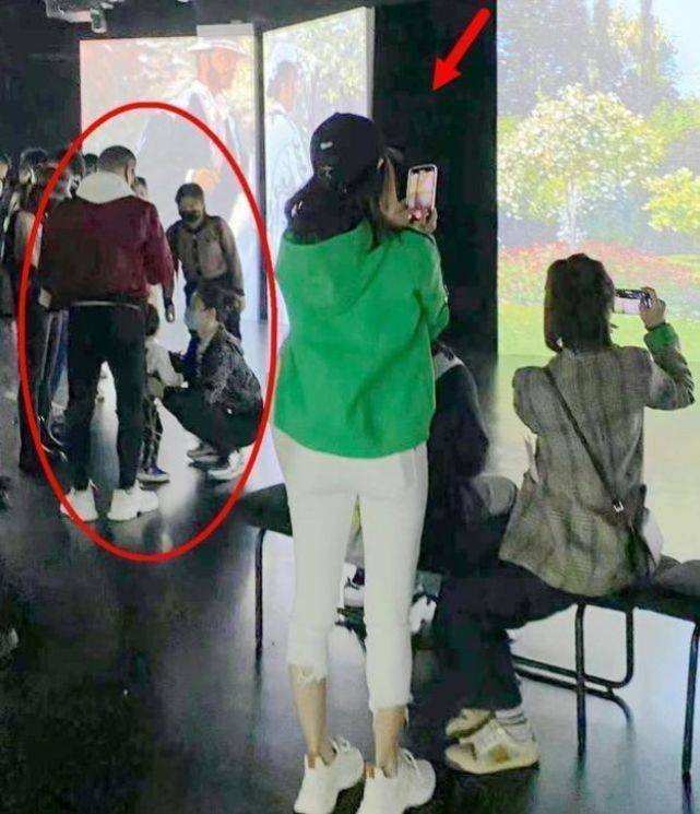 章子怡一家五口北京看展,两岁儿子正脸照首曝光,模样可爱像妈妈_汪峰