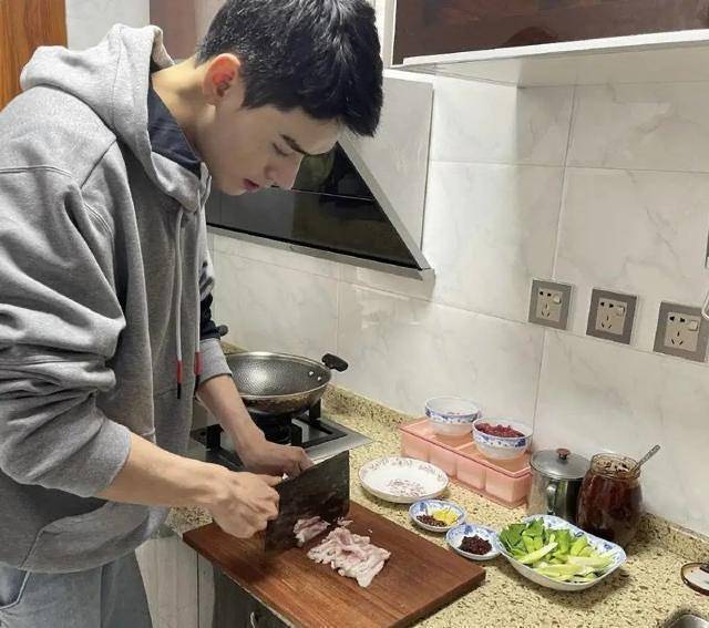 网传龚俊参加中餐厅五,与周也再现温客行兄妹cp,成厨师主力人选_节目