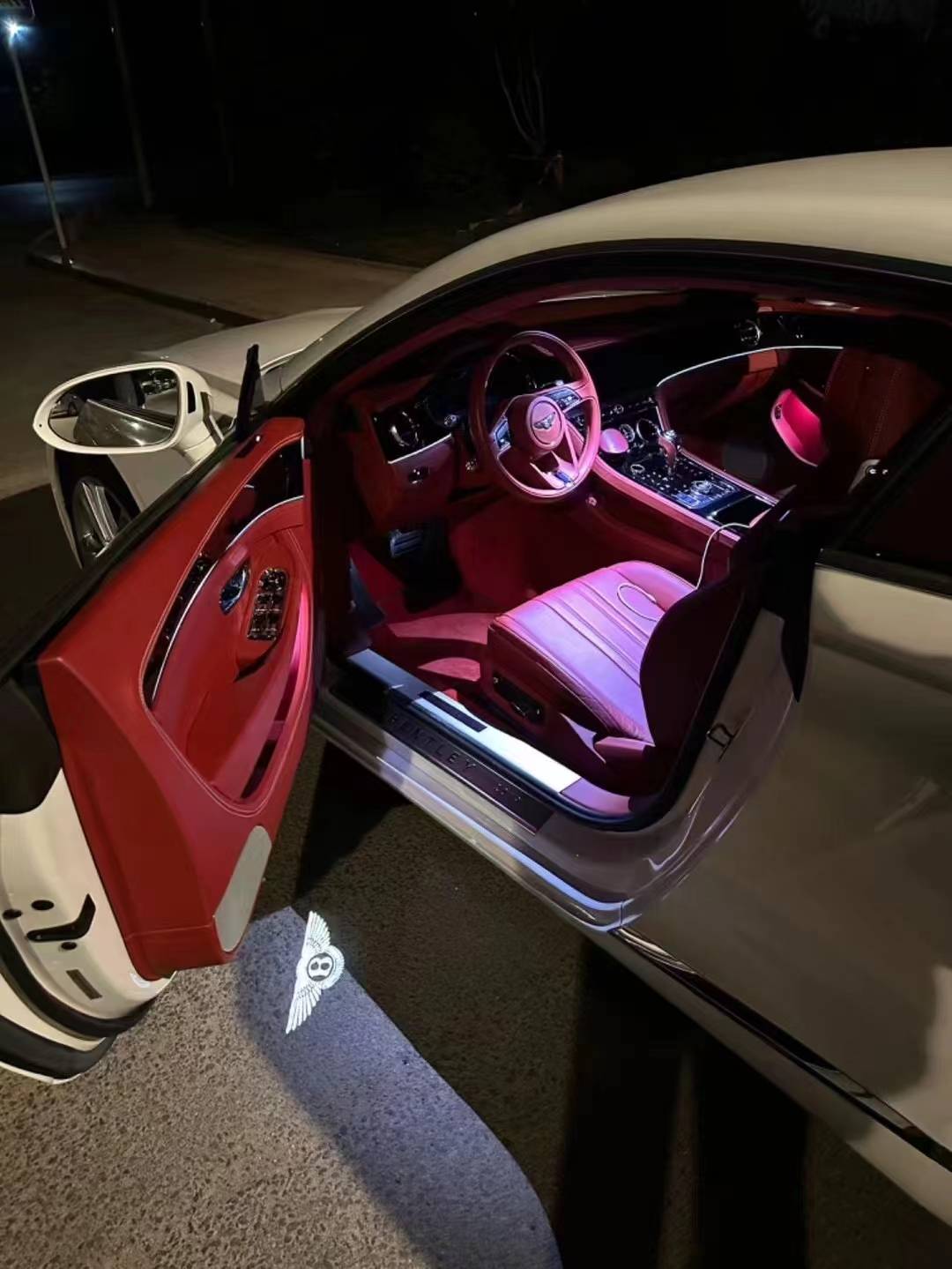 宾利欧陆gt w12,经典白红搭配,选配氛围灯 翻转屏_搜狐汽车_搜狐网