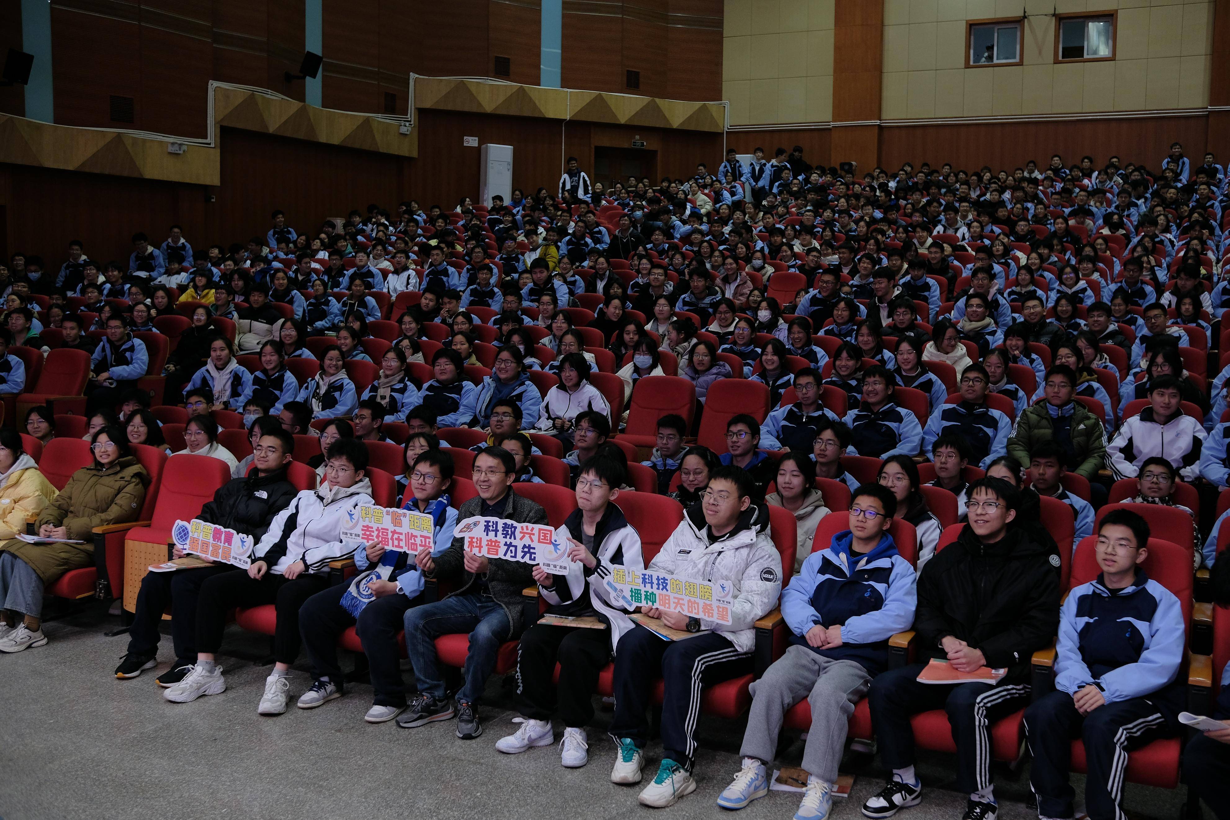 博士生导师,国家蜂产业技术体系岗位科学家郑火青为临平区运河小学的