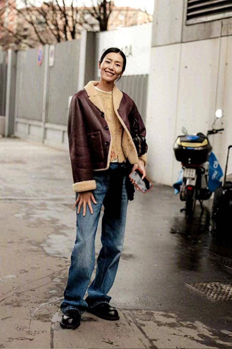 今年的时装周,刘雯就占据了国模的半壁江山,不仅贡献了多套风格不同的