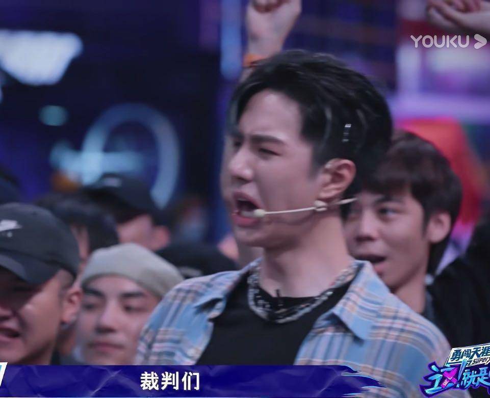 王一博《街舞》被"吓到",选手太强不敢点评,现场battle成了"表情包"
