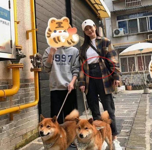 沈梦辰晒与孟佳聚会照,卷起上衣大展"蚂蚁腰",疑辟谣有喜传闻_沈梦晨