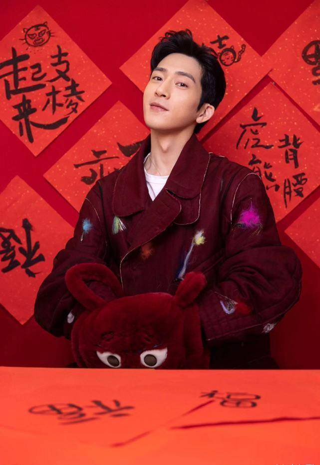 原创井柏然穿暗红色太帅了这一身男生借鉴很加分