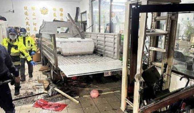 3公里后遭台铁4248次区间车撞击,当场死亡.