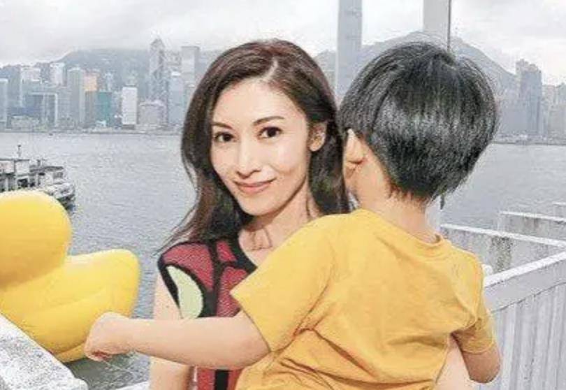 张信哲为她不婚,豪门太太的噩梦,公然挑衅何老大,李嘉欣靠什么?