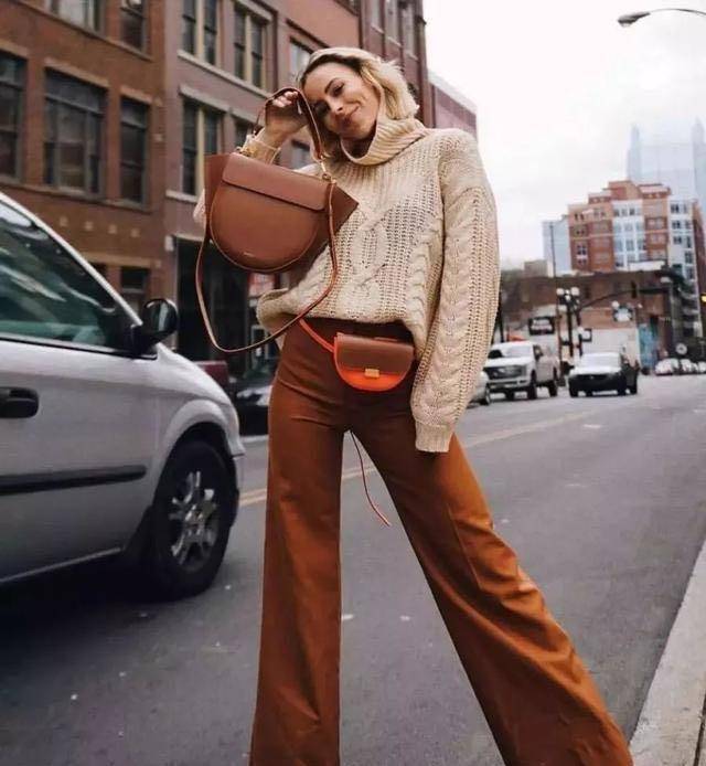 奶茶色的毛衣尽显温柔大方,下半身搭配一条焦糖色阔腿裤,高腰的设计将