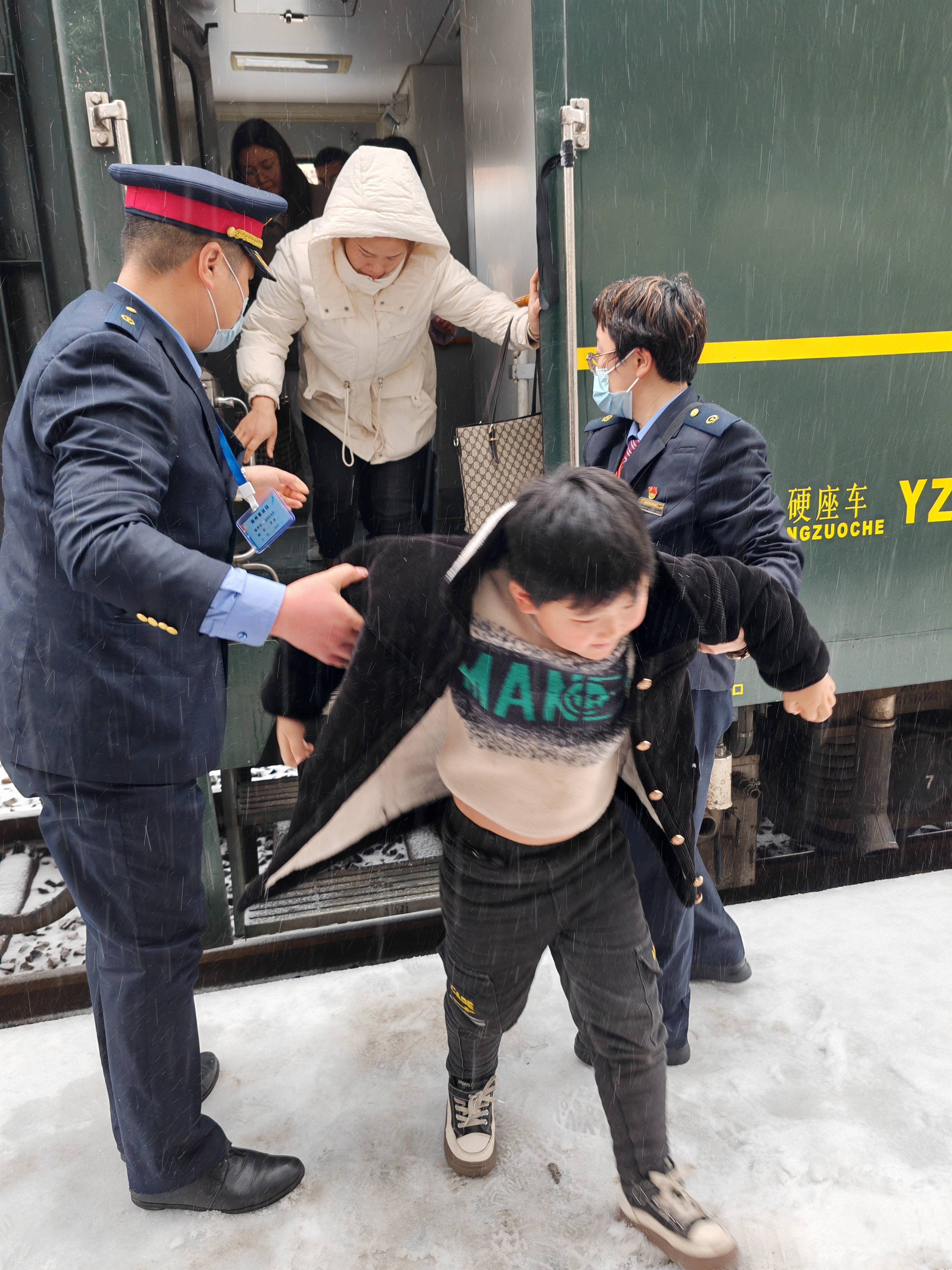 2月8日22点左右,洛宁4组担当的k165次列车在寒冷的深夜中疾驰,党支部