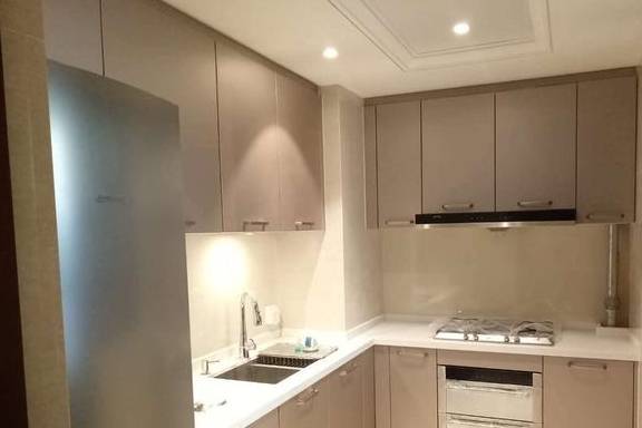 铺的是番龙眼材质的地板,他的颜色红中带有光泽,没有特殊气味,油漆,胶