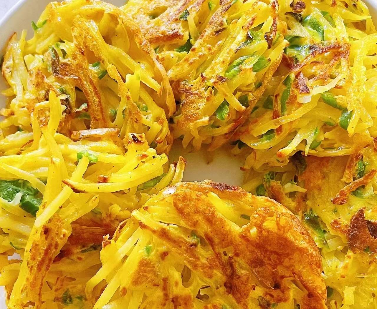 六,土豆推荐食谱:家常土豆饼食材:土豆,青椒,鸡蛋,胡椒粉,胡椒粉,盐