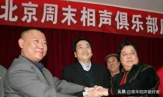 相声名家李金斗现身街头,在简陋舞台演出,郭德纲曾差点拜他为师_表演