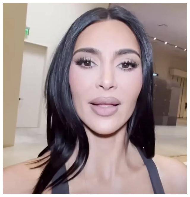 原创金卡戴珊晒素颜自拍照网友质疑腰部纤细程度惊叹其真实性