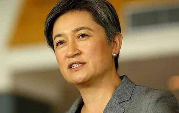 批判中国的华裔女政客黄英贤:在种族歧视中长大,却憎