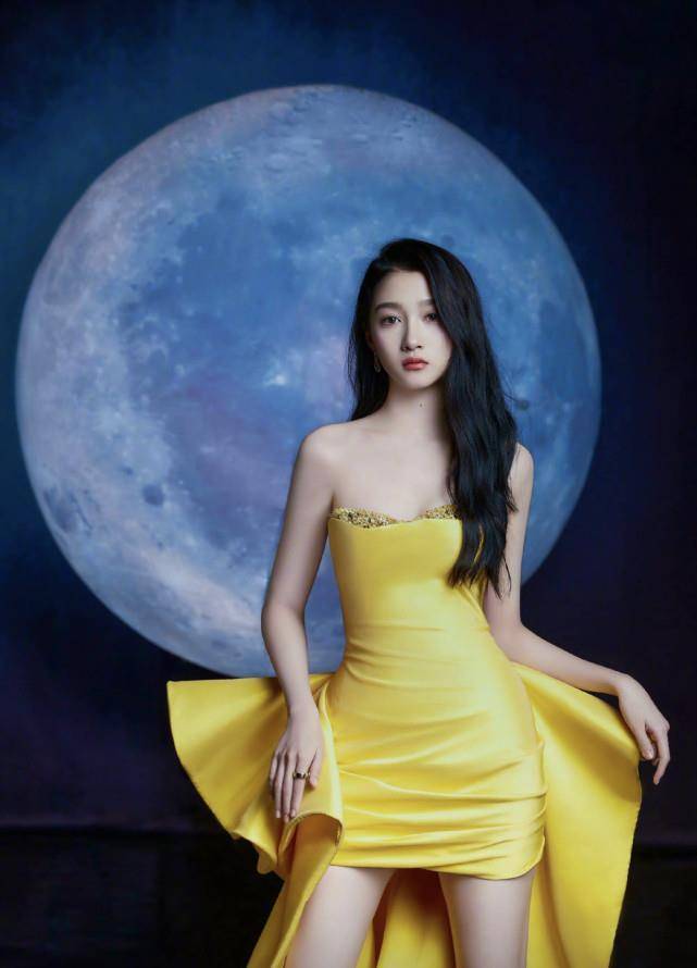 关晓彤一身黄色礼服凸显好身材,与鹿晗应援色遥相呼应,鹿嫂有心了