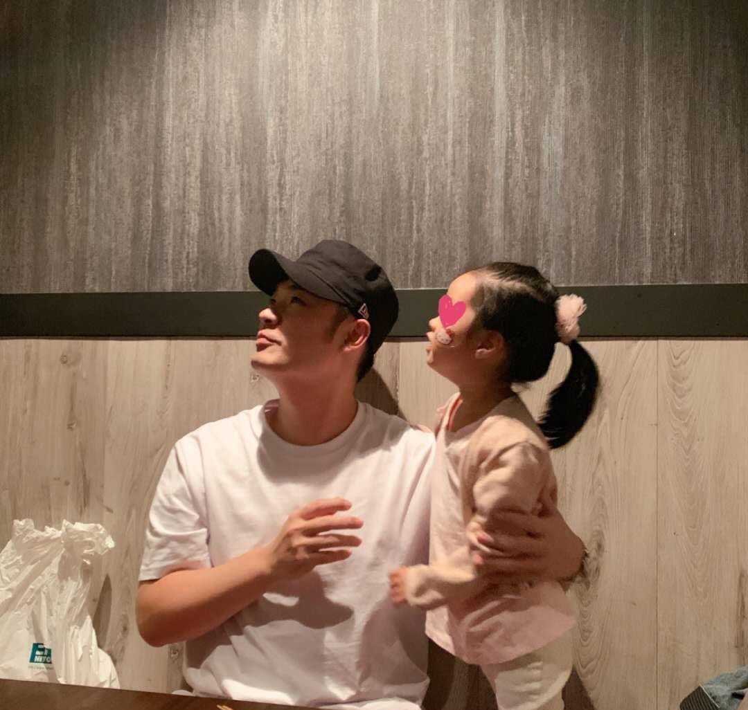 原创陈赫分享安姐日常怪不得安姐每次被遮脸嘴角向上与陈赫犹如复制