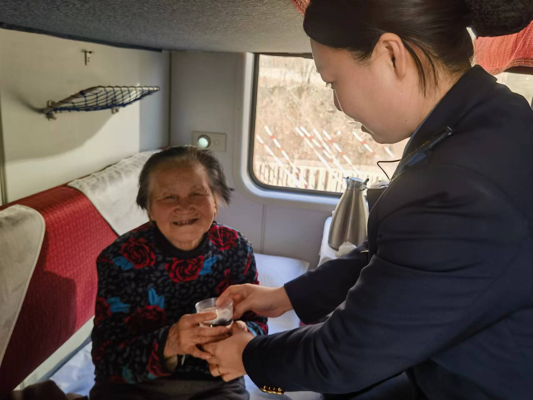 2024年3月1日,k7710次,邢台站15车上了一位旅客,带着好多行李还抱着一