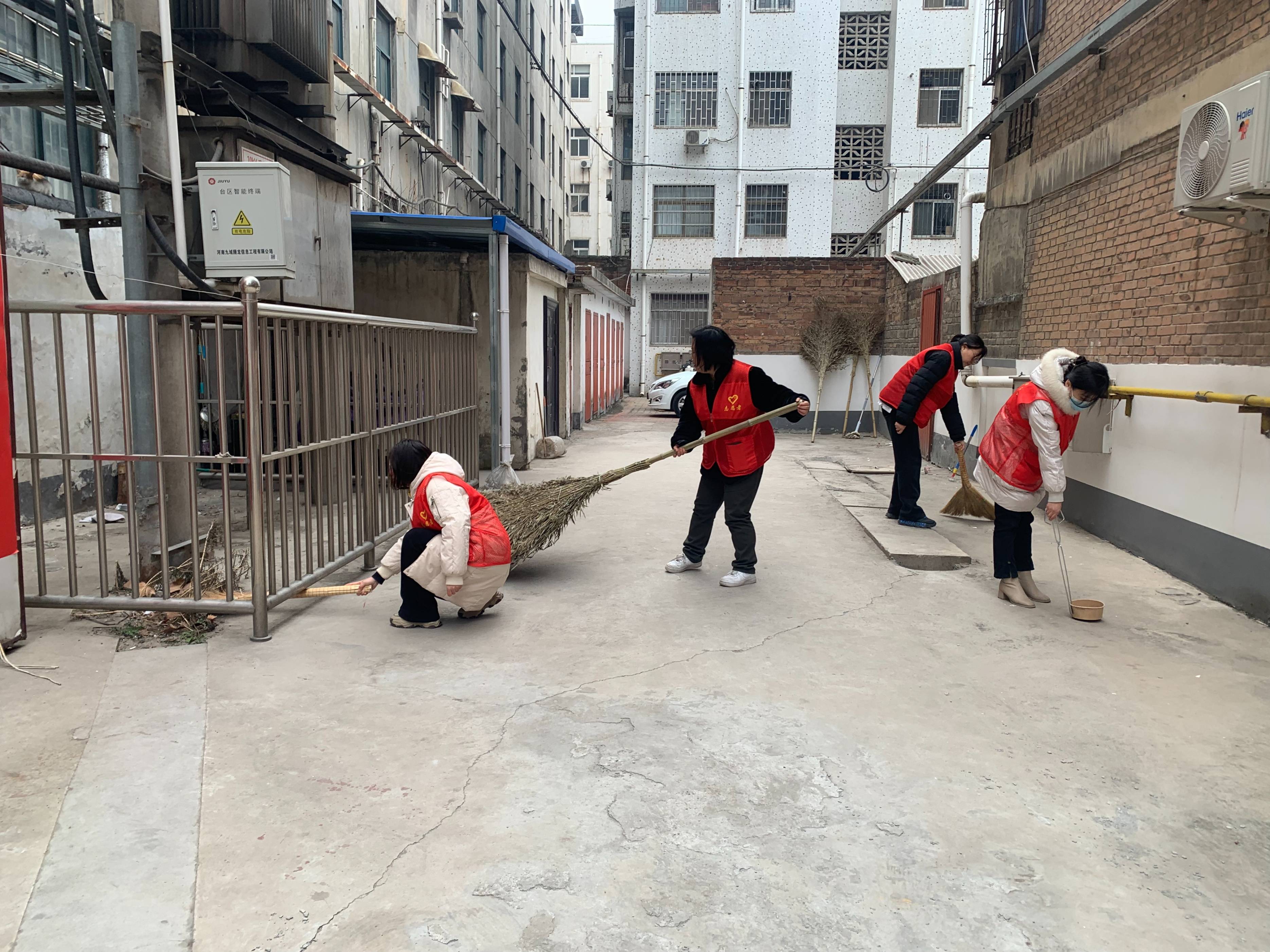 巩义市杜甫路街道安康社区开展清洁家园志愿服务活动