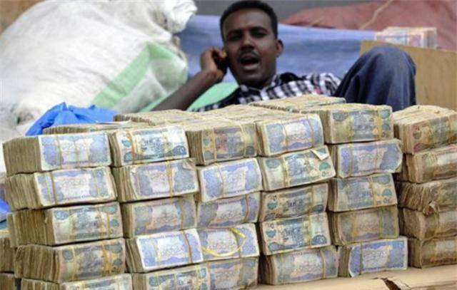 津巴布韦国父:连任6届总统,弄出面值100万亿钞票,93岁被迫下台_穆加贝