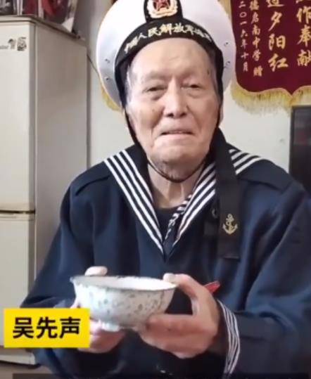 视频里的主人公是来自湖南省长沙市的吴先声老人,老人今年89岁,他1949