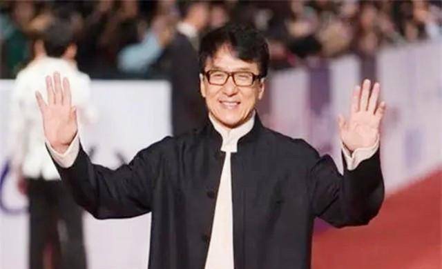 成龙父亲葬礼:房祖名伤心,林凤娇跪拜,成龙同父异母哥哥没到场_房道龙