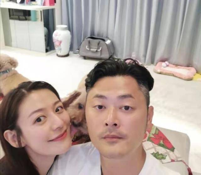 江若琳晒出和爱人的亲密照,曾是曹云金前女友,离开他后越过越好_萧唯