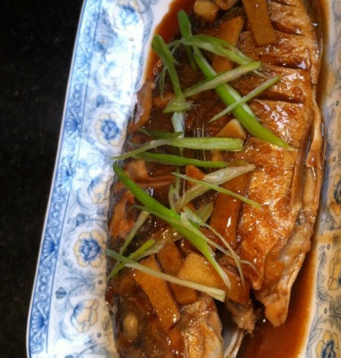 红烧鲤鱼制作过程中需要注意的细节:1,要想鱼不腥,内脏得去得干净