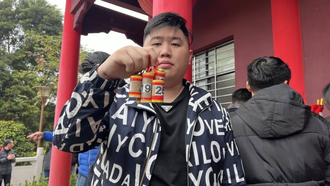 东莞厚街镇"抢炮头"活动热闹非凡_罗马尼_市民_醒狮