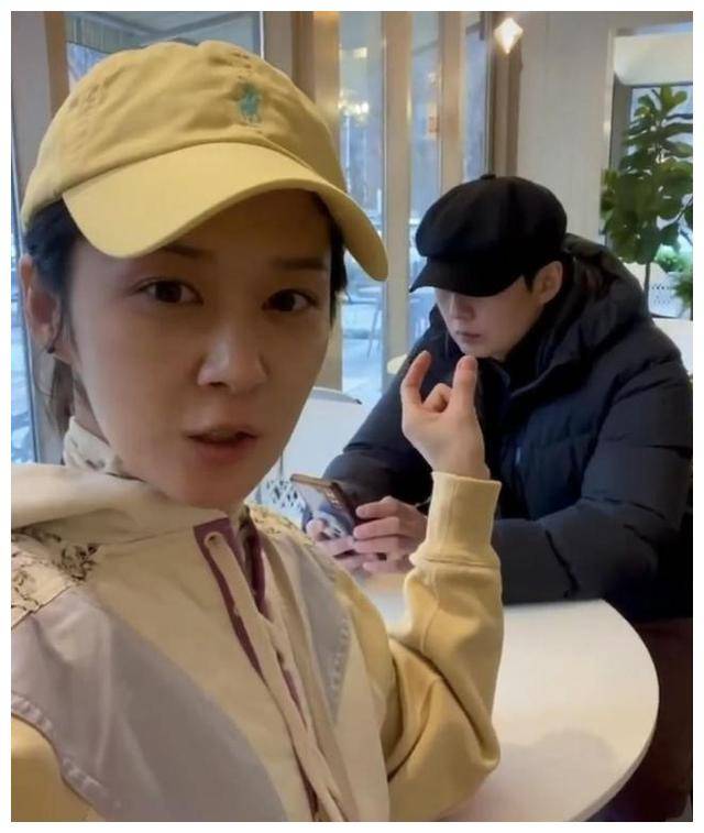 43岁张娜拉素颜近照曝光,颜值依旧不输少女,自我打造好牌.