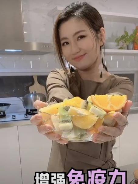 原创selina晒视频分享妙招镜头拉近暴露手部烧伤现状十年都没恢复