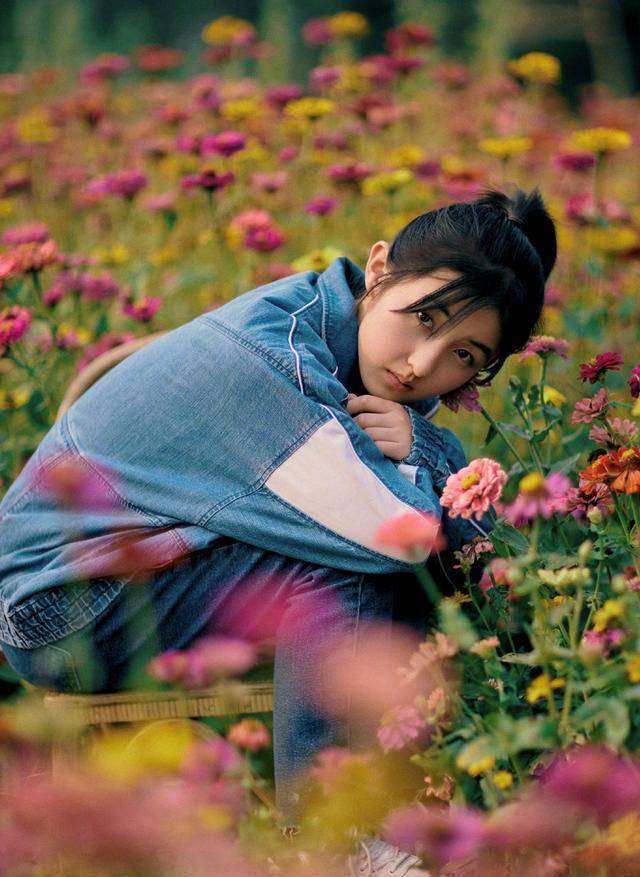 张子枫一身蓝白撞色牛仔置身花海,尽显青春活力,画面也太美了_笑容