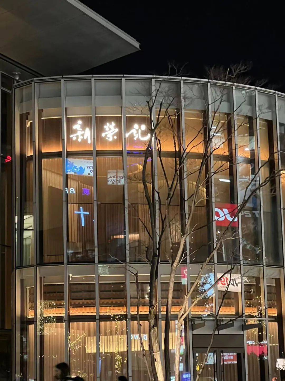 的细微区别,平时他的活动范畴就是周围不大的区域,从暂住的地方到餐厅