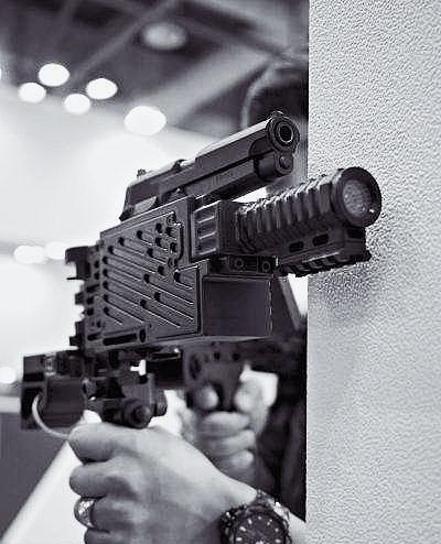 巷战中神器一般的存在 曾经最为著名的两款拐弯枪_射击_枪械_士兵