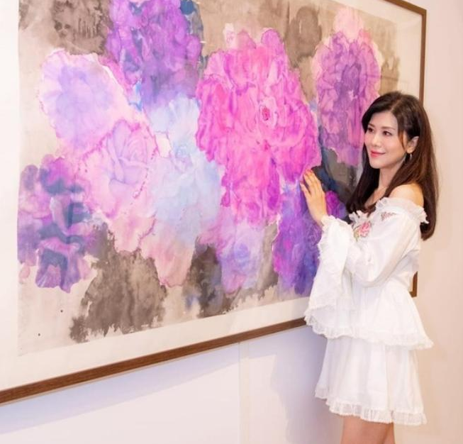 港姐朱洁仪近照曝光,现转行当画家,作品入选全球500强_梁佩瑚_陈法蓉