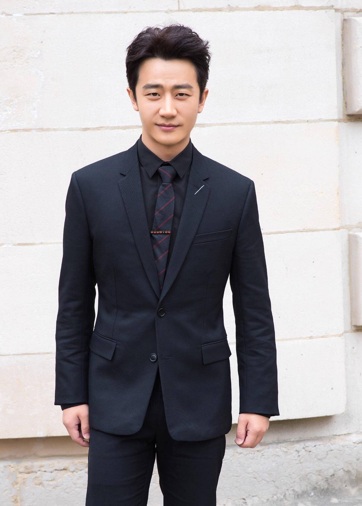 黄轩带女友和明星朋友聚餐,这是好事将近吗?_恋情_感情_同行