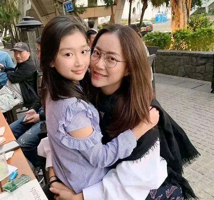 39岁霍汶希有喜了,谢霆锋对她说:不要怕,我会养你们一辈子_孩子_香港