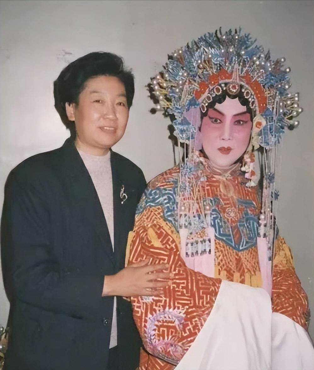 谢虹雯_艺术_家庭