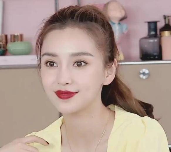 被商家吐槽不尊重品牌,大部分时间在玩手机_杨颖_网友_连明星