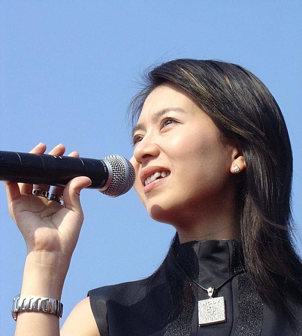 著名歌手甘萍:嫁足球运动员,深陷桃色绯闻,她的婚姻状况如何?