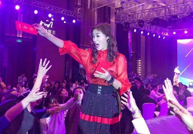 仪内地农村走穴,唱歌难听还笑场,出场费垫底仍遭嫌弃_演出_明星_元杰