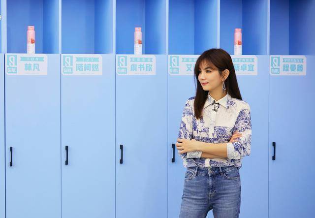 ella改风格了,留长发踩高跟现身《青春有你2》,女人味十足_时尚_效果