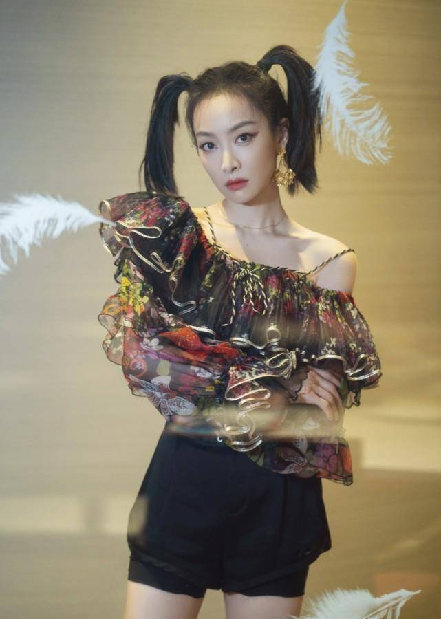 不愧是金鹰女神,宋茜火焰橙挑染发现身晚会,完美驾驭机车混搭风_造型