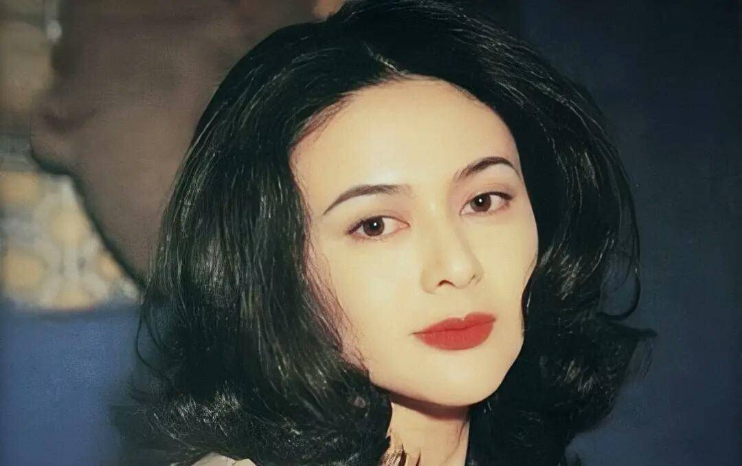 后来,关之琳与小她两岁的男模传出绯闻,与富商陈泰铭短暂相恋,这一生