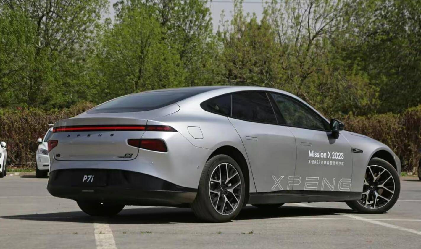 苏州小鹏p7雨天行驶发生交通事故起火?