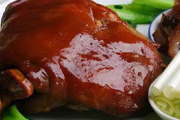 做酱肘子时,焯完水后,要多做这一步,不仅入味,颜色红亮好吃_料酒_花椒