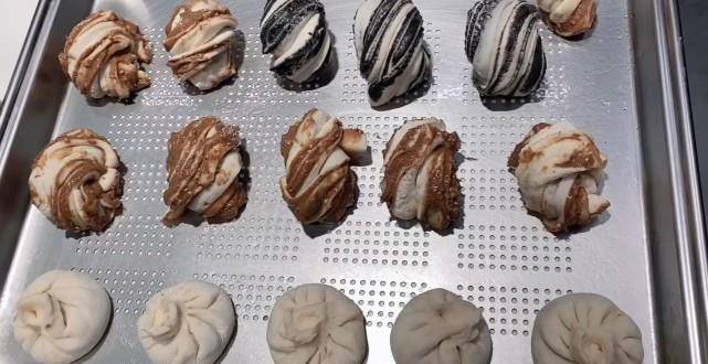 在节目中,无论嘉宾点什么菜,黄磊都能完成任务,而在家里不仅变着花样