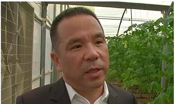 他欲在沙漠种菜,为华人服务,众人皆说天方夜谭,如今