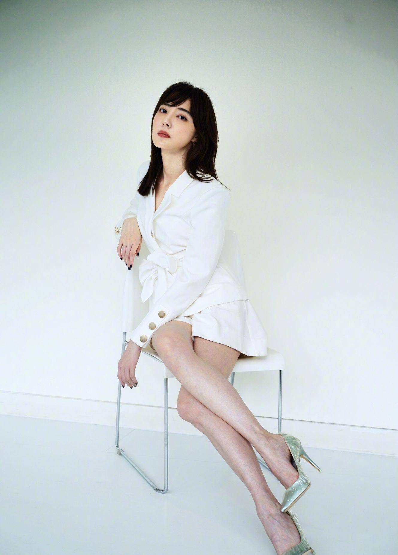 米露化身修图师,一身白色西装搭配,修的还蛮好_风格_look_内容