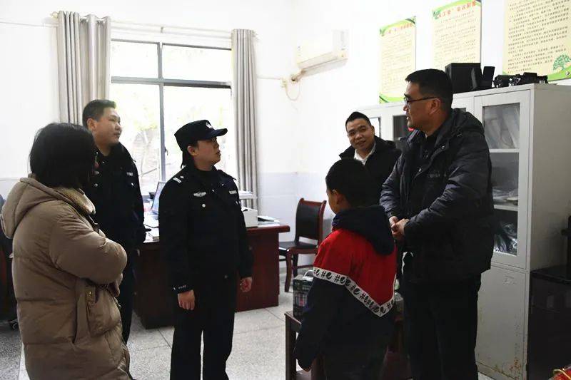 南舟路开展巡逻工作时,发现一名老人握着手臂在路边躺着,老人表情痛苦